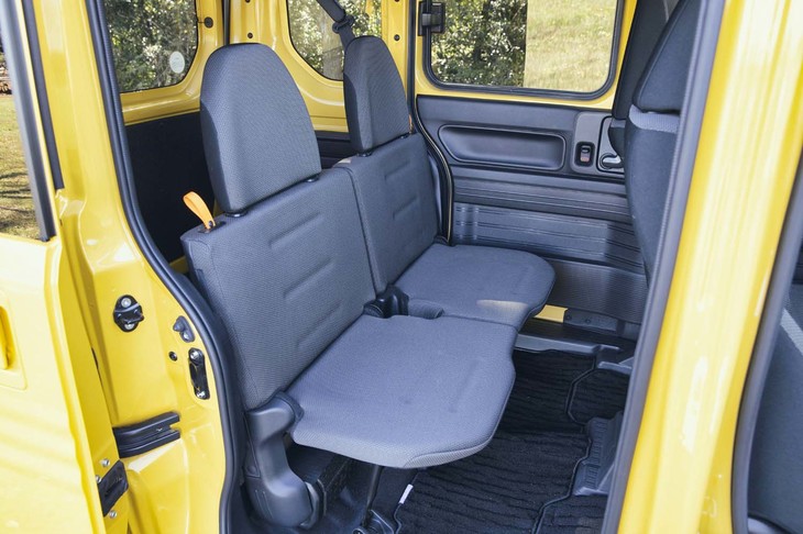 収納力を優先し、薄く仕立てられた後席。ビジネスユースの廉価グレードではヘッドレストも省かれる。