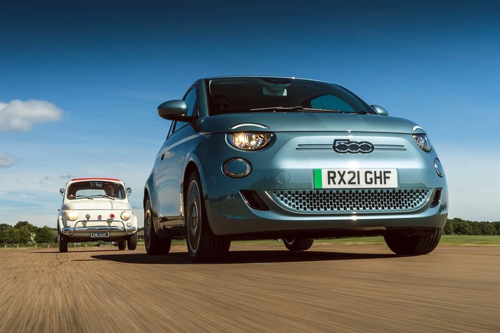 表紙にもなった電動「フィアット500」が、試乗記として初登場。イタリアの小型EVシティーコミューターの実力やいかに？（photo：ジョーダン・バターズ）