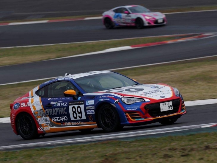 実は監督が、コースインしてグリッドについた89号車のタイヤの内圧を見て、アジャストしてくれていました。それが本当にばっちり合っていて、1コーナーを立ち上がった瞬間には目の前にトップ10の集団が！ 「これは狙える」と確信した瞬間、体勢を乱した車両が89号車に真横から激突。マシンは大きなダメージを受けて走行不可能になり、そのままリタイアとなってしまいました。