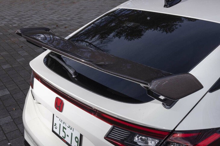 ドライカーボン製スポイラーに寄ってみる。ウイングの部分は一切の継ぎ目がない一枚物だ。