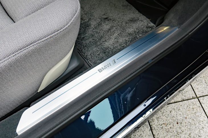 BMW i7 xDrive60eエクセレンス（フロントサイドシル）