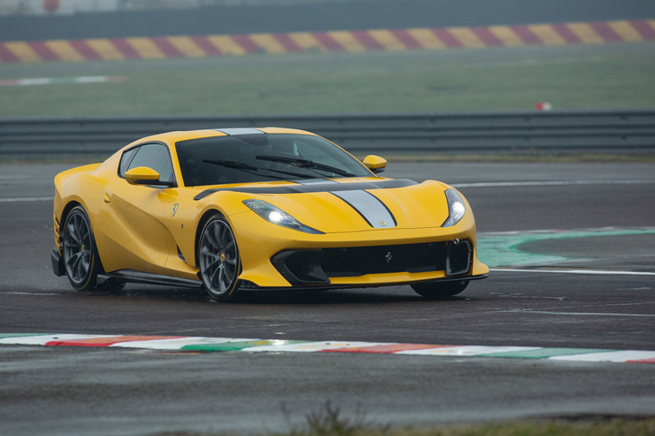 電子制御デバイスとしては、左右後輪を個別に制御する新採用の後輪操舵や、リアデファレンシャル、磁性流体ダンパー、パワーステアリングなどを統合制御する「サイドスリップコントロール7.0」を採用。パフォーマンスの向上を図っている。