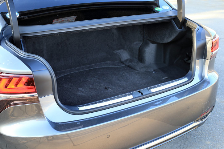 トランクルームの容量は、ガソリン車の「LS500」より50リッター少ない430リッター。9.5インチのゴルフバッグを4個積めるという。