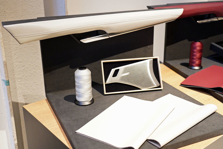 会場に展示されていた内装材の見本。ピュアホワイトの本革は「マツダ3セダン」専用。