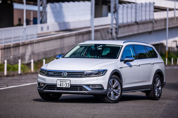 フォルクスワーゲンのステーションワゴン「パサートヴァリアント」をベースに、フルタイム4WD「4MOTION」や悪路走行を想定した専用のドライブモードなどを採用したクロスオーバーモデル「パサート オールトラック」。2018年10月31日に日本導入が開始された。