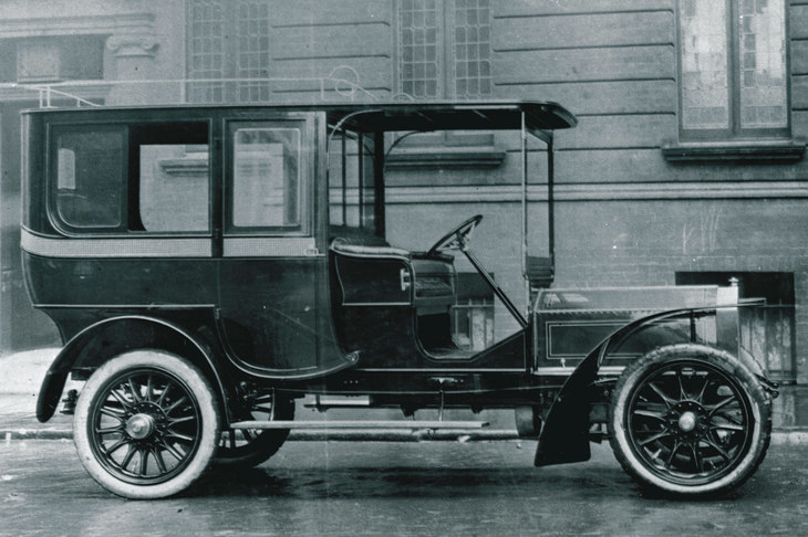 6気筒エンジンを搭載した「30HP」。