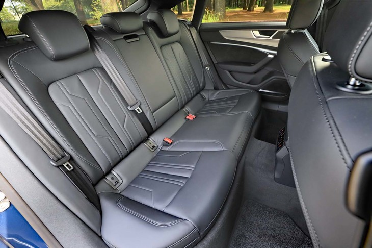 全長が5m近いだけあって4ドアクーペといえども後席空間は広々としたもの。ボディーの見た目からイメージするよりヘッドルームも広い。