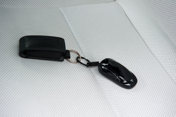 キーは車両をかたどった形状になっており、ボンネットの部分をダブルクリックすると、車両のボンネットが開閉する。ドアやリアゲートなども同様に操作できる。