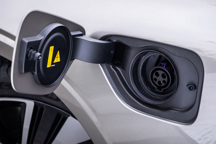 充電口は左のフロントフェンダーに設置。搭載される容量18.8kWhの駆動用リチウムイオンバッテリーは、200V 16Aの普通充電で空の状態から4.5～5時間で満充電に至る。