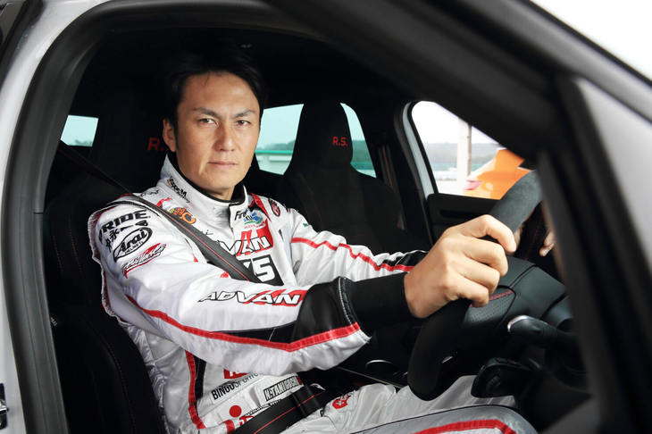 谷口信輝（たにぐち のぶてる）
	1971年生まれ。30歳で本格的にレース活動を開始。以来、スーパー耐久のST1クラスやSUPER GTのGT300クラス、86/BRZ Raceなどで王座を獲得するなど、第一線で活躍している。