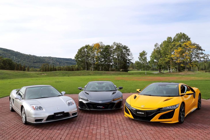 鷹栖のテストコースに並んだ3台の「NSX」。写真左から順に、先代（初代）NSXの「タイプS」、2代目となる新型NSXタイプS、同じく2代目NSXのノーマルモデル。