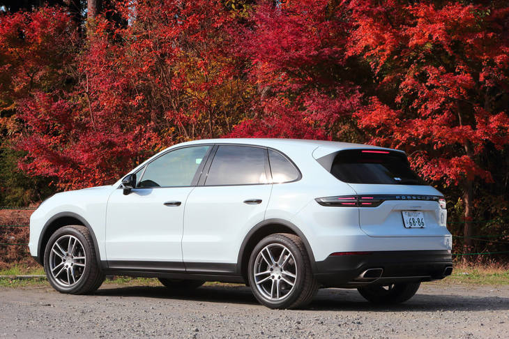 水平基調のリアコンビランプは新型「カイエン」の特徴的なディテールのひとつ。停車中でもワイドかつスポーティーな印象を与えるようデザインされている。