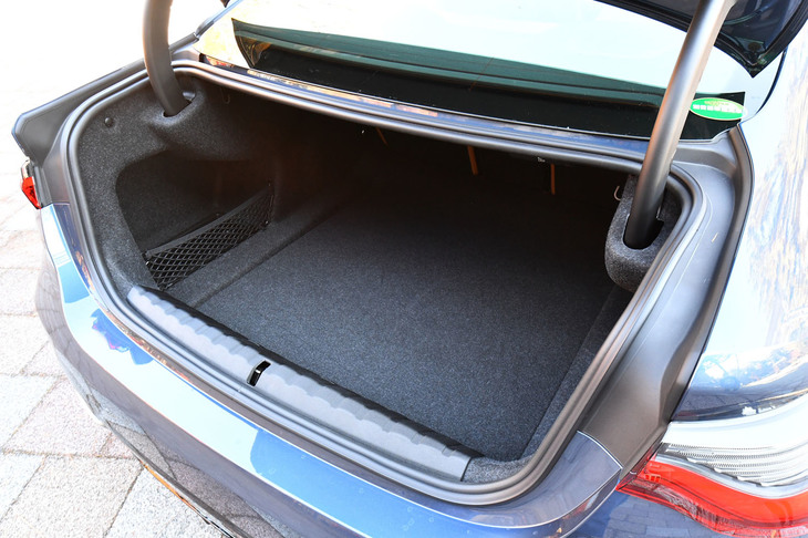 荷室容量は440リッター。後席の背もたれには3分割可倒式のスルーローディング機構が備わっており、長さのある荷物も積むことができる。