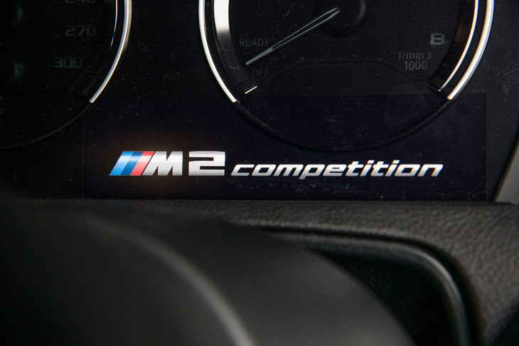 メーターパネルの一部が液晶スクリーンとなっており、イグニッションオンで「M2 competition」ロゴが浮き上がる。