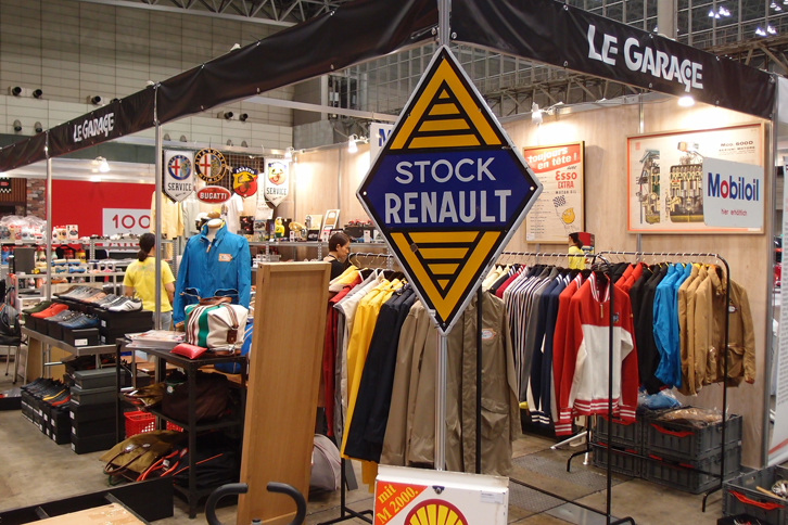 会場内には、ウエアやグッズのショップも並ぶ。