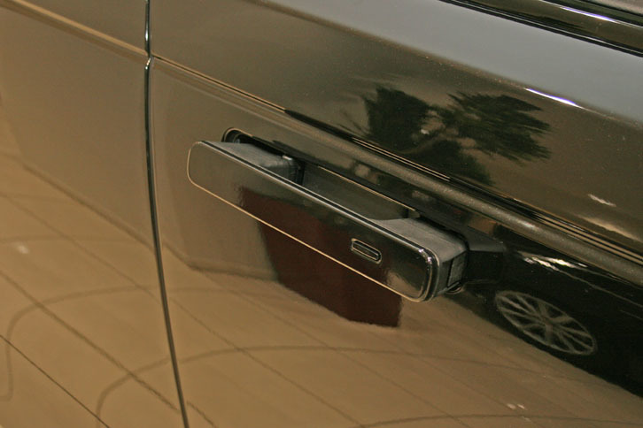 使用しないときはドアパネルに格納される“デプロイアブル・ドアハンドル”。