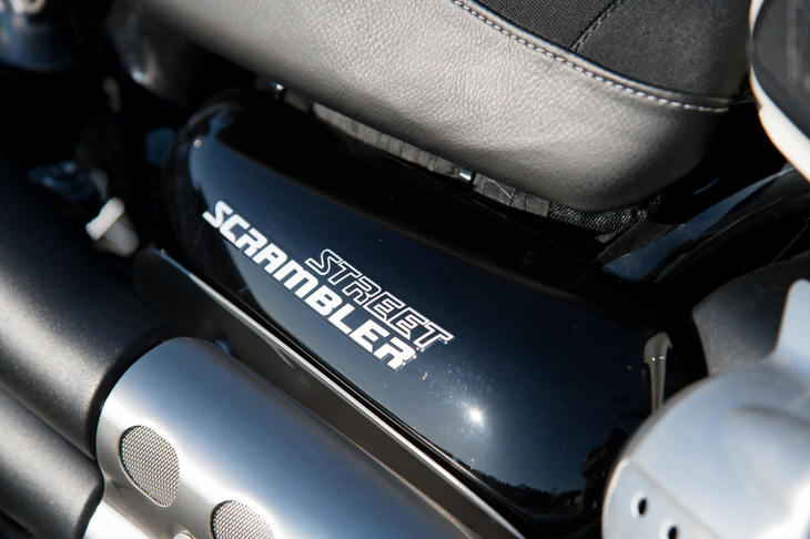 ファッション性も「ストリートスクランブラー」のセリングポイントのひとつ。純正のカスタムパーツやアクセサリーは、120点以上用意される。