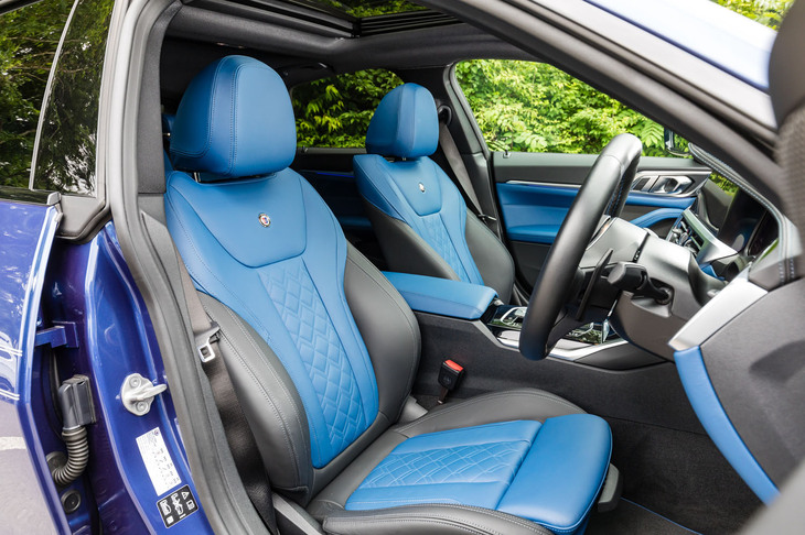 この試乗車のインテリアはフィヨルドブルーのフルレザーメリノ仕立て。ブルーのシートは珍しいが、トーンが抑えられているため落ち着きを感じさせる。