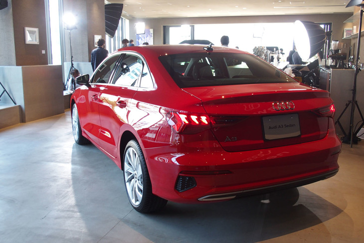 独立したラゲッジルームが備わる「A3セダン」。荷室容量は425リッターで、FWDも4WDも同一値となる。ラゲッジルームのサイドパネル、積載フロアなどにもリサイクル素材が用いられている。