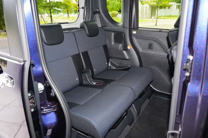 リアシートは基本構造が「ムーヴ キャンバス」と同じものに刷新されている。頭上と足元の広さはニッポンの軽スーパーハイトワゴンならでは。