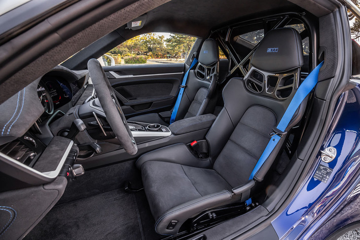 CFRP製のシェルとパーフォレーション加工が施されたRace-Tex表皮が特徴となるフルバケットシートを標準で装備。ブルーのシートベルトは、オプションの「ラリーデザインパッケージ」に含まれるアイテムとなる。