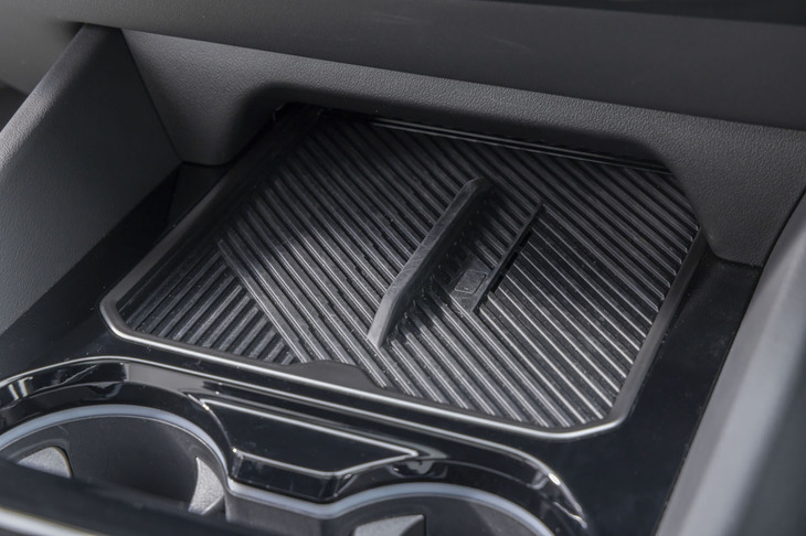 センターコンソールの前端にはスマートフォン置き場が2つ。右側のみがワイヤレス充電に対応している。