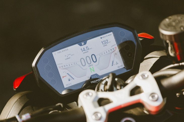 各種走行情報を表示するフルカラーの5インチTFTディスプレイ。背景が黒となるナイトモード付きで、またそのナイトモードでは各部のアクセントカラーを4種類から選択可能となる。