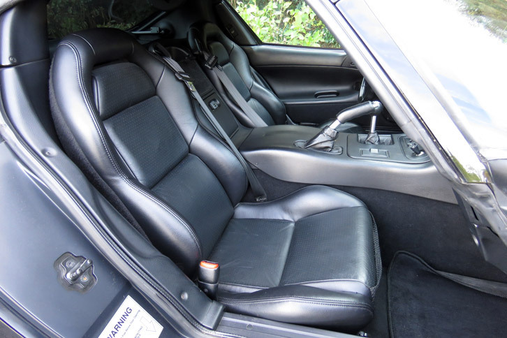 前回の記事を読んださる知人から、「バイパー」ってシートベルトの取り付け位置が、普通と逆なんだね、と言われた。よく見てますね……。