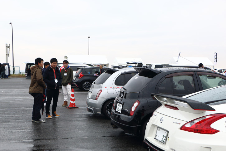 オーナー同士の交流も、イベントの楽しみのひとつ。会場のあちこちで話に花が咲く。