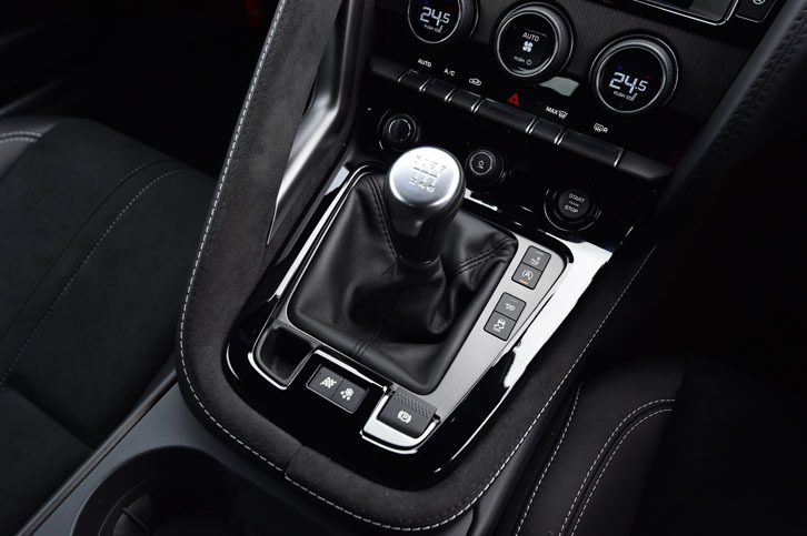 6段MTのシフトレバー。その手前には、走行モードの選択スイッチや、電気式パーキングブレーキのスイッチがレイアウトされる。