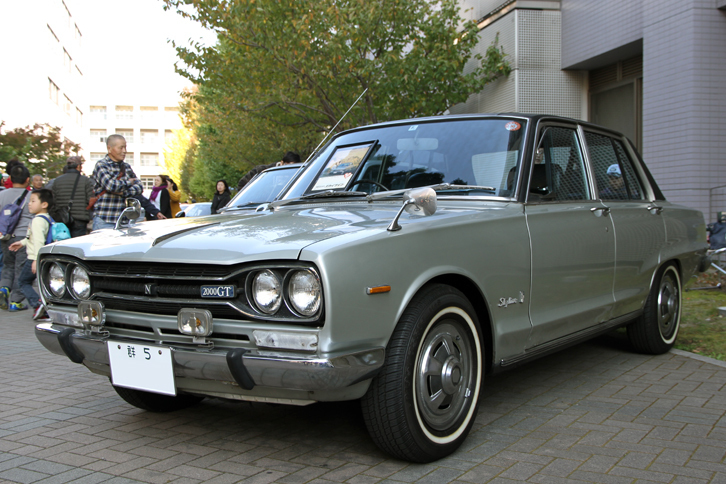 「群5」のシングルナンバーを付けた「日産スカイライン2000GT」。1968年に登場した通称“ハコスカ”の、69年に最初のマイナーチェンジを受けたモデル。純正オプションのレザートップや塗装を含めフルオリジナルという希少な個体。