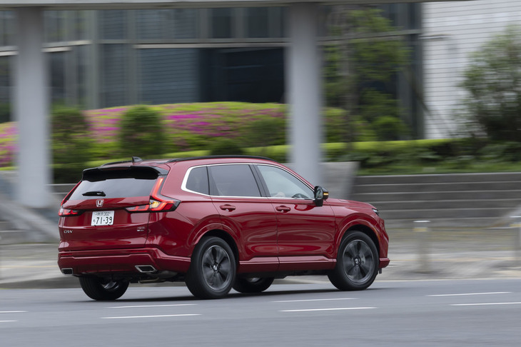 フットワークには熟成感がただよっている。最新の「RAV4」よりも、乗り心地や接地感においては「CR-V」のほうが好ましい。高速での挙動もフラットそのもの。雪道や凍結路でもなければ、FWD車で十分かとも思う。