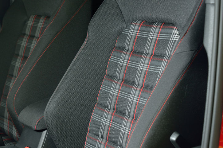 6段AT車に限り、タータンチェック柄のファブリックシートのほかに、本革シートがオプション設定される。