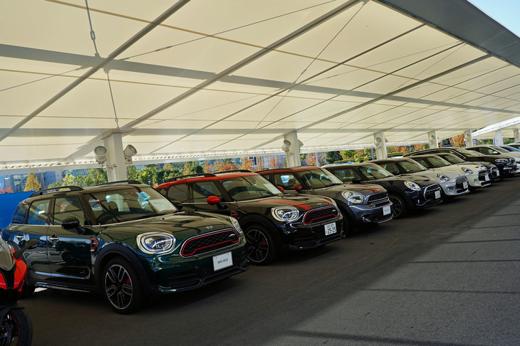 「BMWグループ東京ベイ」にはMINIのブランド発信拠点「MINI東京ベイ」が隣接している。