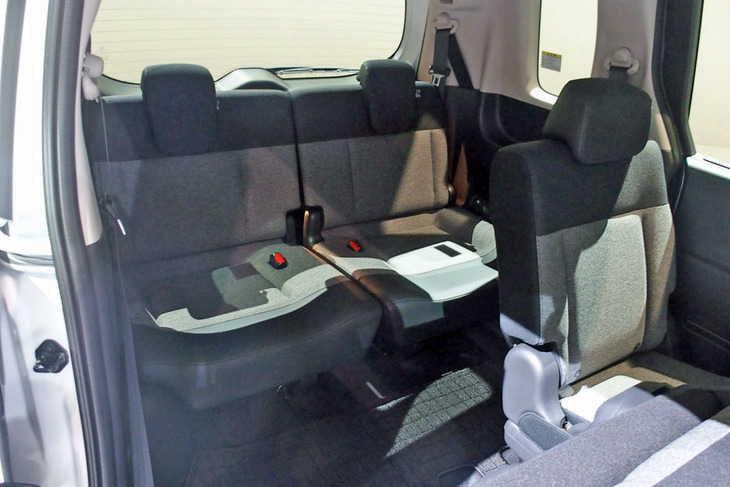 2人掛けとなる「フリード エアー」のサードシート。左右のトリムにドリンクホルダーが備わる。リアクオーターウィンドウの面積を拡大し、明るく開放的な空間演出を行っている。