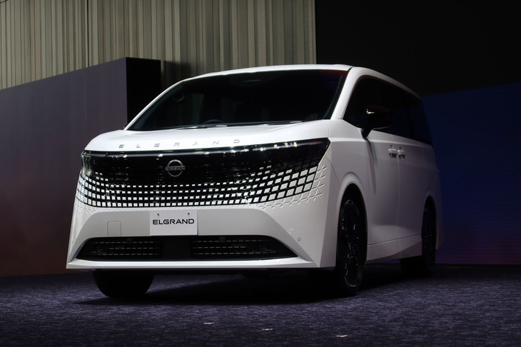 多くのプレミアムミニバンと異なり、新型「エルグランド」はフロントフェイスにクロームメッキの装飾がないのが特徴。新たな個性が提案されている。