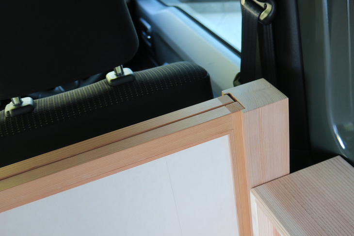 パーティションには雪見障子の構造から着想を得たという可動構造が備わっており、走行時には後方視界を遮らないよう、上部をしまうことができる。