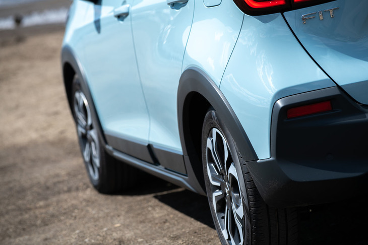 最低地上高は、他のモデルはFF車：135mm、4WD車：150mmであるのに対し、「クロスター」ではFF車：160ｍｍ、4WD車：155mmとなっている。