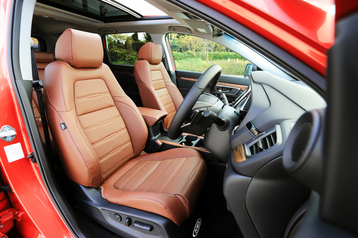 「マスターピース」グレードでは本革シートが標準装備される。運転席は8ウェイ、助手席は4ウェイの電動調整式シートを採用する。