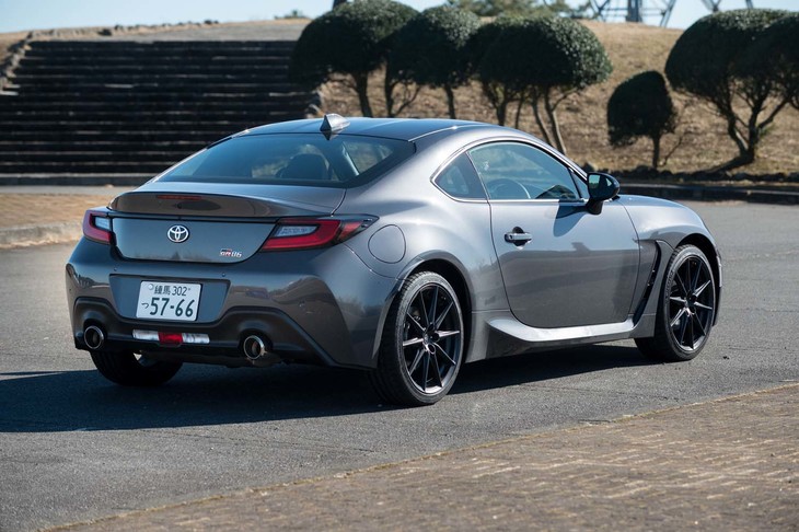 シャシーの基本構造は変わらないが、ボンネットやルーフなどにアルミを採用し、排気量拡大に伴う重量増を最小限に抑えている。