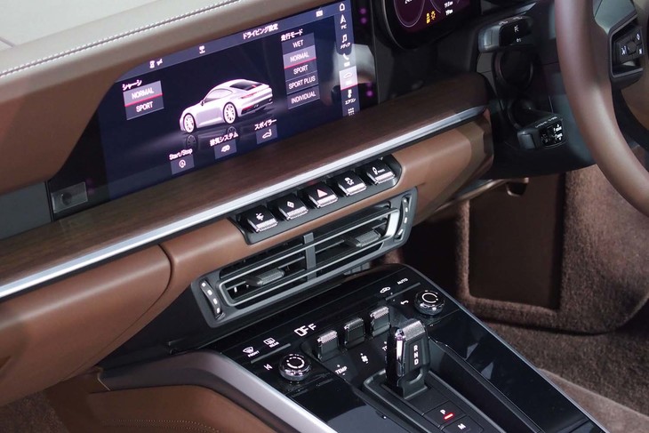 新しくデザインされたスイッチ類は、「930型」の「911」をモチーフに開発され、直観的な操作が可能な配置になっているという。タッチスクリーン式のインフォテインメント用のモニターは10.9インチサイズ。