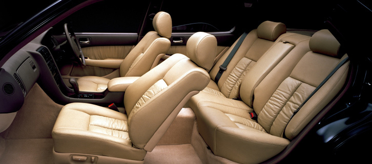 「トヨタ・セルシオ」のインテリア。同車の車内は、欧米のライバル車種に対し、圧倒的な静粛性を誇ったという。