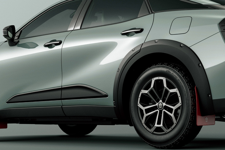 「GORI GORI BLACK塗装」が施されたオーバーフェンダーやレッドのマッドガードが、これまでの「クラウン クロスオーバー」とは異なるテイストを表現している。