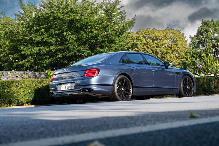 「フライングスパーS」ではV8エンジン搭載車とV6のプラグインハイブリッド車が選べる。今回の試乗車は前者。