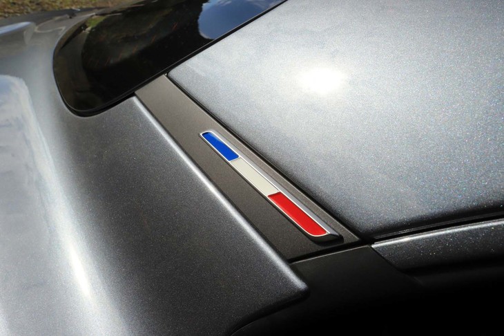 Cピラー部に見られるトリコロール。フランス車であることを印象づけるドレスアップだ。