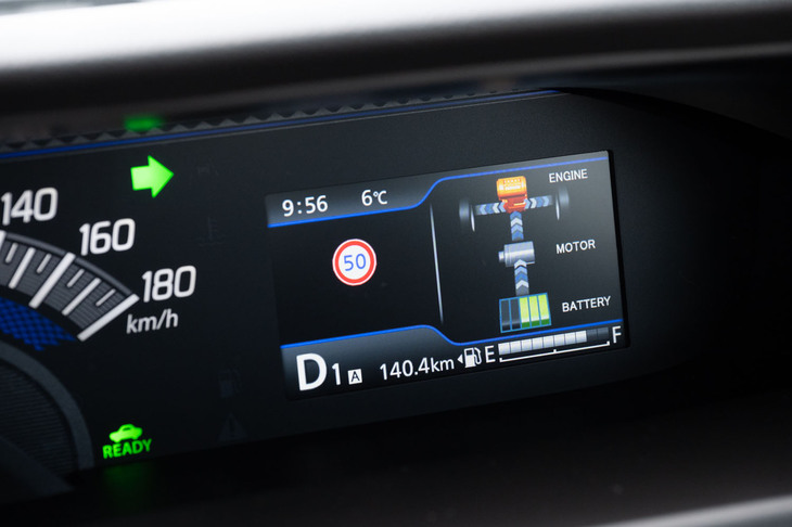 エンジン走行もEV走行もパラレルハイブリッド走行も可能なスズキ製フルハイブリッドシステムだが、EV走行（および走行アシスト）と走行用バッテリーへの充電を1つのモータージェネレーターに任せているため、シリーズハイブリッド走行は不可能となっている。