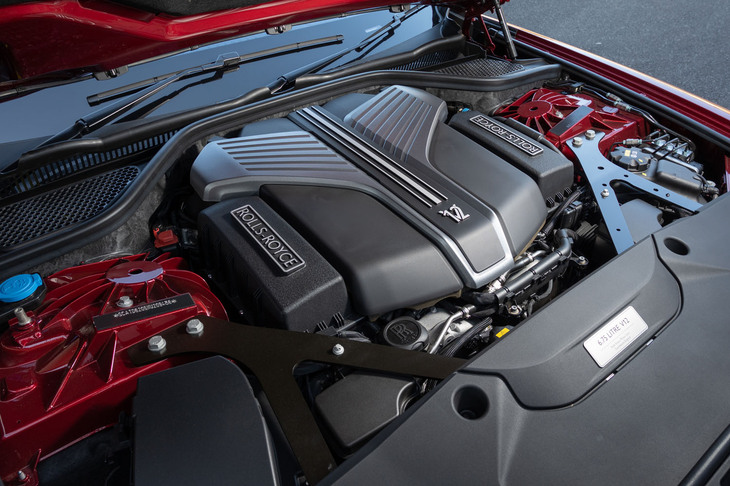 最高出力が600PSに、最大トルクが900N・mに高められた6.75リッターV12ツインターボエンジン。0-100km/h加速は標準車より0.1秒速い、4.7秒と公称されている。