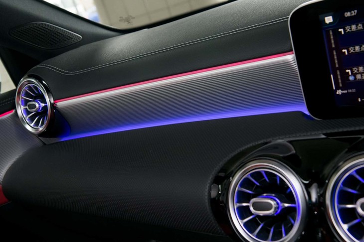 ドアパネルやダッシュボード（写真）など、車内のいたるところにアンビエントライトが配されている。「アンビエントライトを紫に」などの発声で、「MBUX」に色を変更してもらえる。