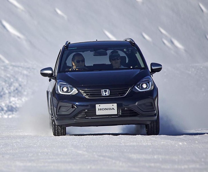 雪のコースを快走する「フィットe：HEVクロスター」。ペースを上げてもタイヤのグリップが抜ける気配はなく、安心してドライブできる。