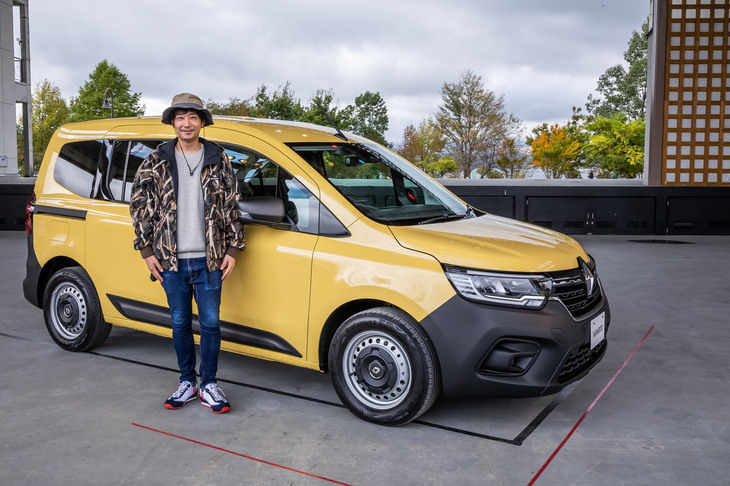 「ルノー カングージャンボリー2022」のステージ上で新型「カングー」を紹介したルノー・ジャポンの小川隼平社長。